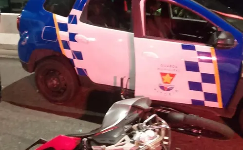 
          Imagem ilustrativa da imagem Motociclista avança sinais, invade contramão e colide com ônibus em Vitória
          