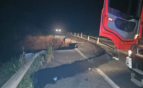 
          Imagem ilustrativa da imagem Motociclista morre ao cair em cratera na BR-262 no ES
          