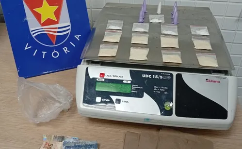 
          Imagem ilustrativa da imagem Motorista de aplicativo é preso por fazer “delivery” de drogas
          