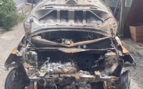 
          Imagem ilustrativa da imagem Motorista de app escapa de carro em chamas após ser sentenciado à morte
          