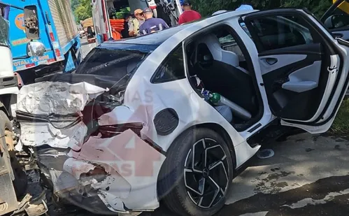 
          Imagem ilustrativa da imagem Motorista fica preso às ferragens após acidente com dois caminhões na BR-101 no ES
          