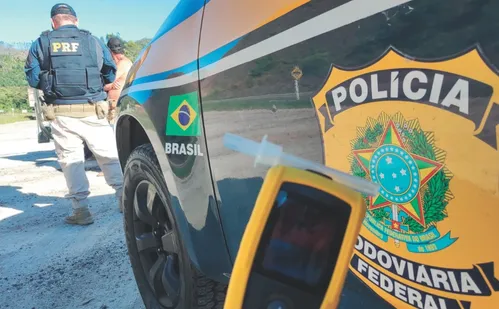 
          Imagem ilustrativa da imagem Motorista flagrado alcoolizado e "dirigindo" com cabo de vassoura: qual a punição?
          