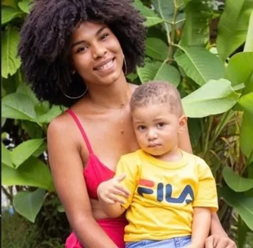 
          Imagem ilustrativa da imagem Mulher é morta a facadas junto com filho de 6 anos na Bahia; suspeito a perseguia há anos
          
