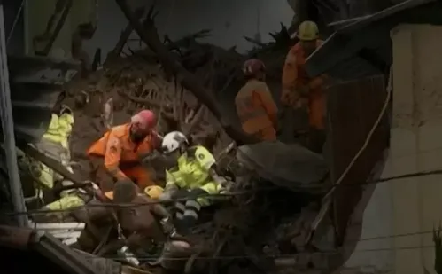 
          Imagem ilustrativa da imagem Mulher passa madrugada soterrada de cabeça para baixo e é achada viva em MG
          