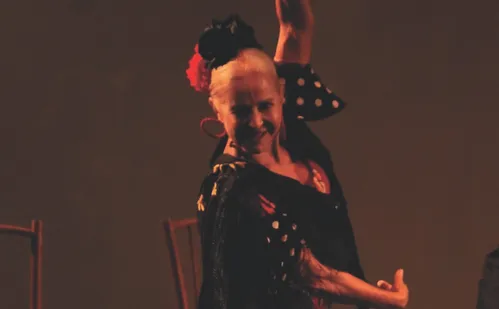 
          Imagem ilustrativa da imagem Mulheres com mais de 60 anos dão show no balé e na dança flamenca
          