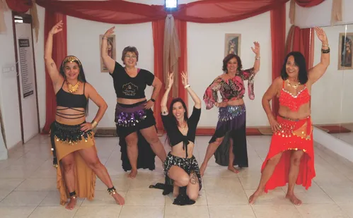 
          Imagem ilustrativa da imagem Mulheres com mais de 60 anos dão show no balé e na dança flamenca
          