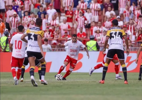 
          Imagem ilustrativa da imagem Náutico estreia com derrota na Série B sob vaias nos Aflitos
          