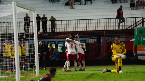 
          Imagem ilustrativa da imagem Náutico reage no fim e arranca virada heróica contra o Atlético-GO fora de casa
          