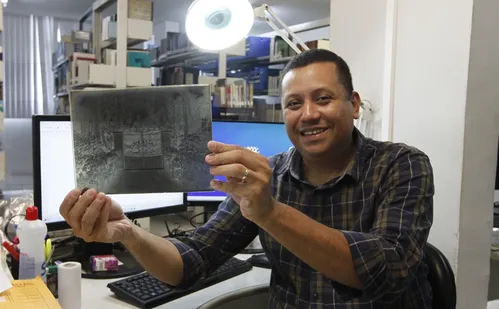 
          Imagem ilustrativa da imagem Negativos de vidro do Arquivo Público de Vitória revelam imagens no século 20
          