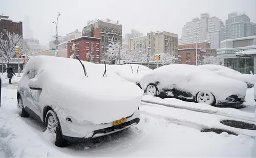 
          Imagem ilustrativa da imagem Nevasca paralisa trens, aeroportos e deixa 650 mil sem luz nos EUA
          
