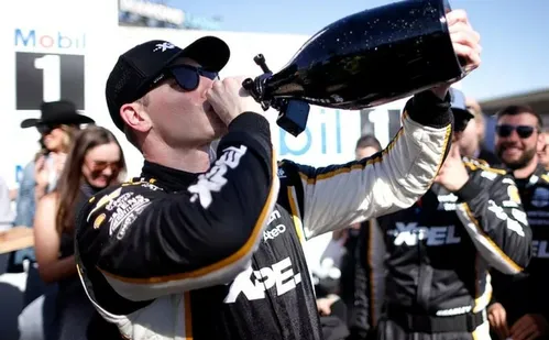 
          Imagem ilustrativa da imagem Newgarden vence em Phoenix e assume liderança
          