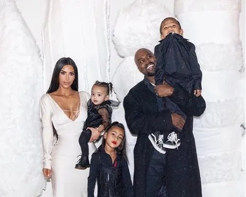 
          Imagem ilustrativa da imagem 'Nós sempre vamos ser uma família', diz Kim Kardashian sobre relação com Kanye West
          