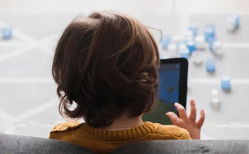 
          Imagem ilustrativa da imagem Nova lei cria regras para proteger crianças e adolescentes na internet
          