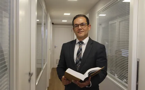 
          Imagem ilustrativa da imagem Nova licença-paternidade: como mudança na lei pode alterar o direito das famílias
          