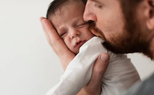 
          Imagem ilustrativa da imagem Nova licença-paternidade: como mudança na lei pode alterar o direito das famílias
          