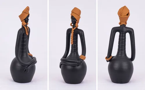 
          Imagem ilustrativa da imagem O barro que vestiu a menina: a poesia moldada da Mestra Nicinha
          