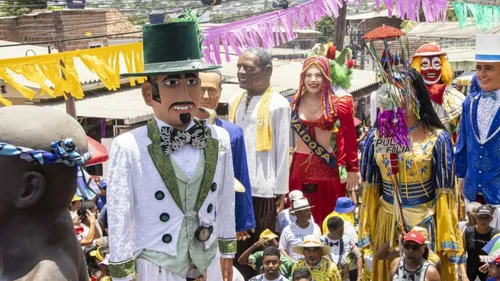 
          Imagem ilustrativa da imagem Olinda homenageia “amores de Carnaval” em Encontro de Bonecos Gigantes nesta terça
          