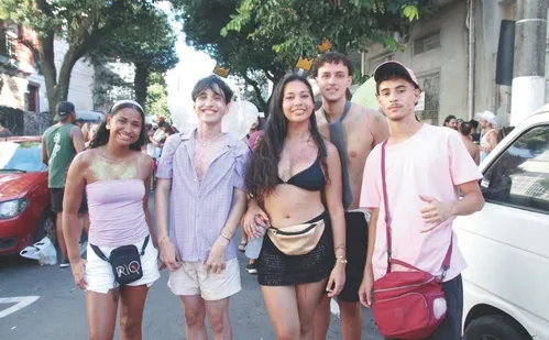 
          Imagem ilustrativa da imagem Onças 'invadem' o Centro de Vitória com hits e distribuição de bebida tradicional
          