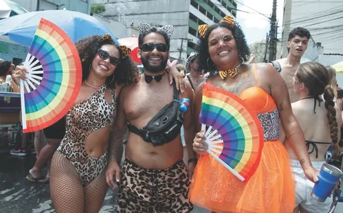 
          Imagem ilustrativa da imagem Onças 'invadem' o Centro de Vitória com hits e distribuição de bebida tradicional
          