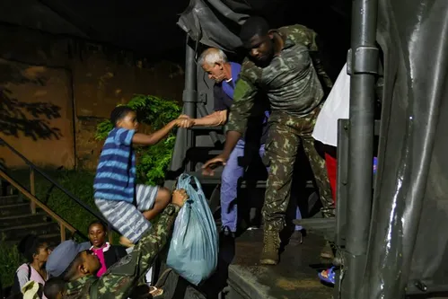 
          Imagem ilustrativa da imagem ‘Onde um dia foi a minha casa, não tem nada’; moradores buscam abrigo em escolas de Juiz de Fora
          