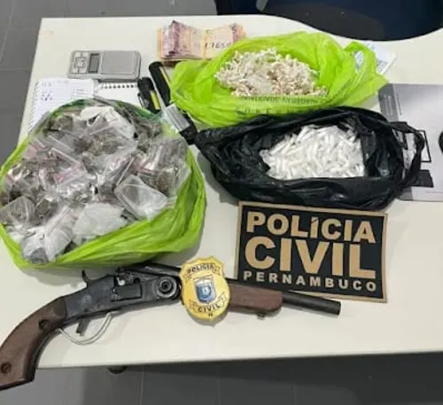 
          Imagem ilustrativa da imagem Operação policial desarticula ponto de tráfico e apreende drogas no Litoral Sul
          