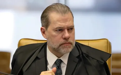 
          Imagem ilustrativa da imagem PF pede suspeição de Toffoli no caso Master após menções a ministro em celular
          