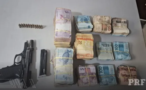 
          Imagem ilustrativa da imagem Homem é preso na BR-101 com arma e R$ 40 mil em dinheiro
          