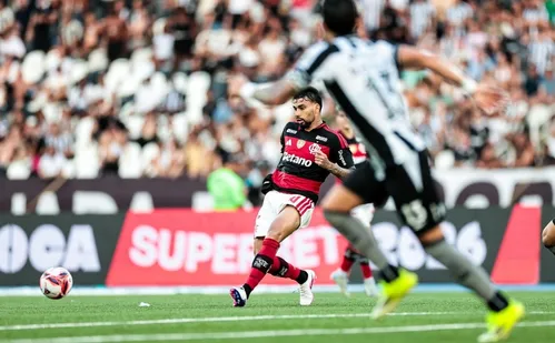 
          Imagem ilustrativa da imagem Paquetá desencanta, Flamengo elimina Botafogo e vai à semi do Carioca
          