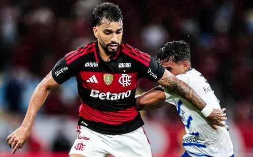 
          Imagem ilustrativa da imagem Paquetá sofre fratura no dedo e defenderá o Flamengo com utilização de imobilização
          