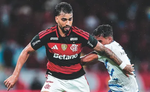 
          Imagem ilustrativa da imagem Paquetá tem fratura na mão direita, mas vai seguir jogando
          