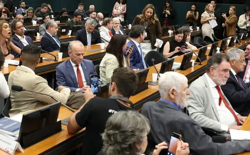 
          Imagem ilustrativa da imagem Pedido de vista adia votação da PEC do fim da 6x1 na CCJ da Câmara
          