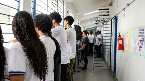 
          Imagem ilustrativa da imagem Pernambuco: 496 adolescentes agridem mulheres, mas debate em escolas traz esperança
          