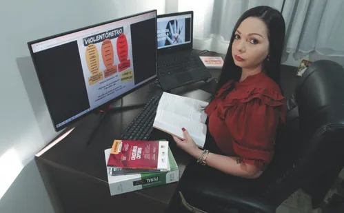 
          Imagem ilustrativa da imagem Perseguição a mulheres aumenta 120% em quatro anos
          