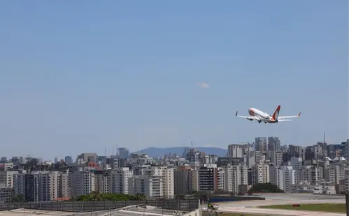 
          Imagem ilustrativa da imagem Petrobras anuncia que vai parcelar reajuste do querosene de aviação
          