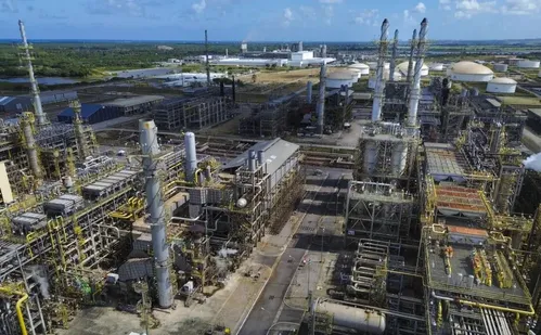 
          Imagem ilustrativa da imagem Petrobras reajusta preço do diesel em R$ 0,38 por litro
          