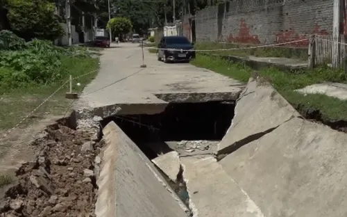 
          Imagem ilustrativa da imagem Placa de concreto de rua desaba e quase atinge carro em Paulista
          