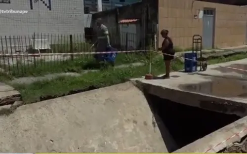 
          Imagem ilustrativa da imagem Placa de concreto de rua desaba e quase atinge carro em Paulista
          