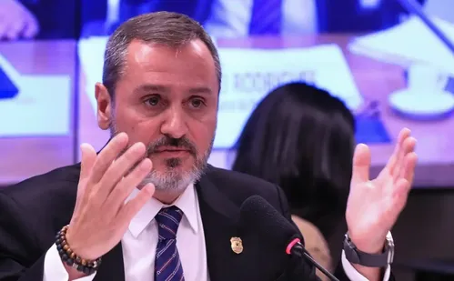 
          Imagem ilustrativa da imagem Polícia Federal retira credenciais de agente de imigração dos EUA
          