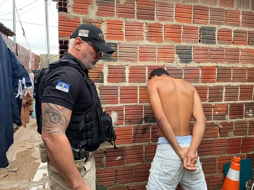 
          Imagem ilustrativa da imagem Polícia desarticula quadrilha de tráfico e homicídios no Sertão de PE
          