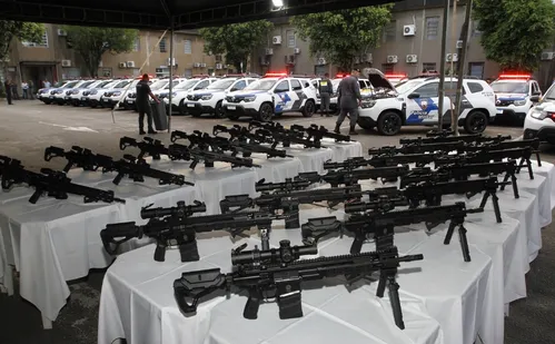 
          Imagem ilustrativa da imagem Polícia recebe novos fuzis e viaturas para combater o crime no ES
          