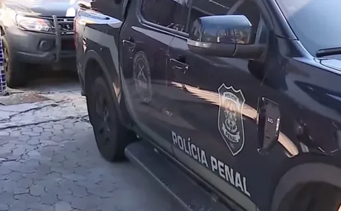 
          Imagem ilustrativa da imagem Policial penal é preso após tentar enforcar filha de 12 anos em Vila Velha
          