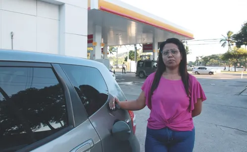 
          Imagem ilustrativa da imagem Preço da gasolina cai nas refinarias, mas fica mais cara para os motoristas
          