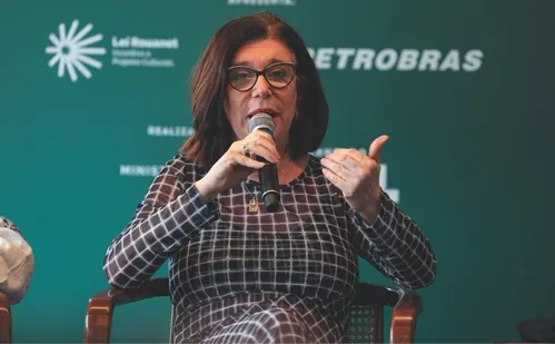 
          Imagem ilustrativa da imagem Preço da gasolina cai nas refinarias, mas fica mais cara para os motoristas
          