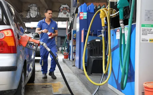 
          Imagem ilustrativa da imagem Preços dos combustíveis sobem e diesel já é encontrado a quase R$ 10 por litro
          