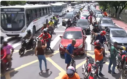 
          Imagem ilustrativa da imagem Pressão contra projeto de lei dos apps trava o trânsito no Recife: veja polêmicas
          