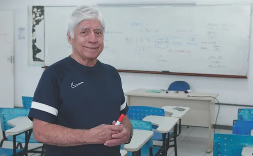 
          Imagem ilustrativa da imagem Professor de Economia há 50 anos dá dicas para os mais jovens
          