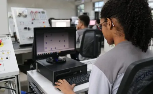 
          Imagem ilustrativa da imagem Programa do SENAI oferece 1.500 vagas em cursos de tecnologia para mulheres
          