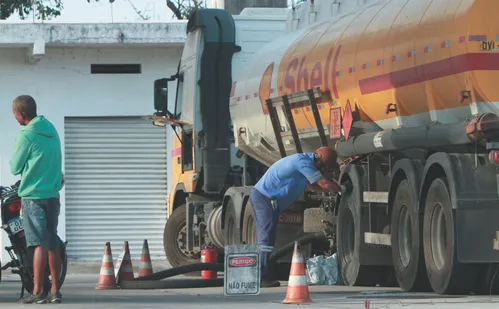 
          Imagem ilustrativa da imagem Projeto prevê prisão a quem aumentar preços de combustíveis de forma artificial
          