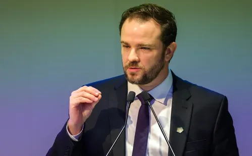 
          Imagem ilustrativa da imagem Proposta de subsídio ao diesel importado tem adesão de 25 estados
          