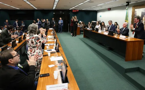 
          Imagem ilustrativa da imagem Proposta que acaba com a escala 6 x 1 avança na Câmara dos Deputados
          